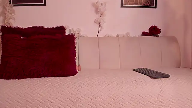 Snapshot of Naomi_bennet chatting on February 18, 2026, 10:22 am Naomi bennet online show from February 18, 2026, 10:22 am