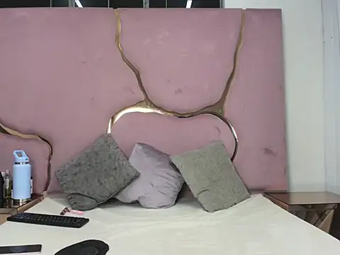 Snapshot of IsabelDelacroix chatting on February 25, 2026, 3:51 am IsabelDelacroix online show from February 25, 2026, 3:51 am