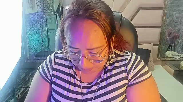 Snapshot of Shara_Oz chatting on March 2, 2026, 8:21 am Shara Oz online show from March 2, 2026, 8:21 am