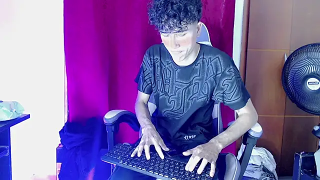 Snapshot of Johnny_cagee_ chatting on February 20, 2026, 12:18 am Johnny cagee online show from February 20, 2026, 12:18 am