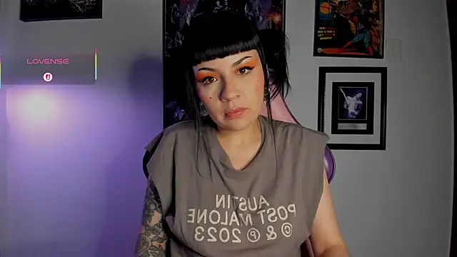 Snapshot of luckylaura chatting on February 9, 2026, 11:25 pm luckylaura online show from February 9, 2026, 11:25 pm