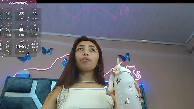 Snapshot of Roxan-Fox- chatting on February 3, 2026, 2:53 am Roxan-Fox- online show from February 3, 2026, 2:53 am