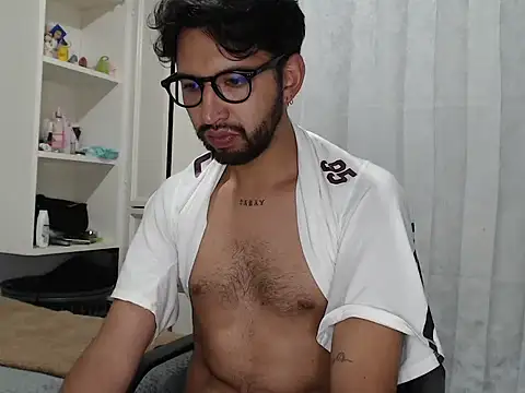 thomass1018 online show from April 14, 2026, 2:38 am