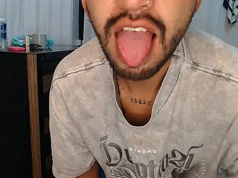 thomass1018 online show from May 23, 2026, 4:06 pm