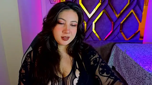 Snapshot of Luvienne chatting on May 9, 2026, 7:28 pm Luvienne online show from May 9, 2026, 7:28 pm