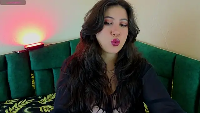 Snapshot of Luvienne chatting on April 16, 2026, 7:14 pm Luvienne online show from April 16, 2026, 7:14 pm