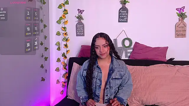 Snapshot of emiily_curly chatting on April 27, 2026, 12:58 pm emiily curly online show from April 27, 2026, 12:58 pm