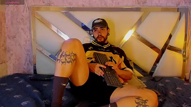 Snapshot of Benny_and_Mark chatting on February 5, 2026, 4:08 am Benny and Mark online show from February 5, 2026, 4:08 am