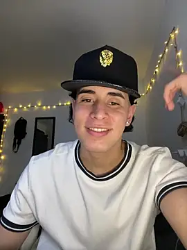 Maximuz1920 online show from April 7, 2026, 7:04 pm