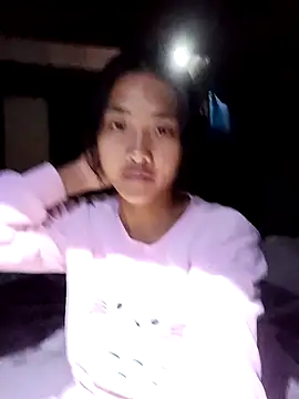 Snapshot of Hoa-tuylip chatting on March 5, 2026, 12:24 pm Hoa-tuylip online show from March 5, 2026, 12:24 pm