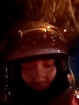 Snapshot of Robin_H00t_2 chatting on April 8, 2026, 11:39 pm Robin H00t 2 online show from April 8, 2026, 11:39 pm