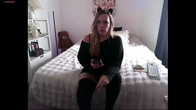 Snapshot of ArchangelTheFrancaise chatting on March 26, 2026, 3:43 pm ArchangelTheFrancaise online show from March 26, 2026, 3:43 pm