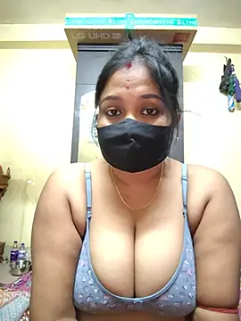 Snapshot of Curvy_Trisha chatting on July 1, 2026, 8:42 pm Curvy Trisha online show from July 1, 2026, 8:42 pm