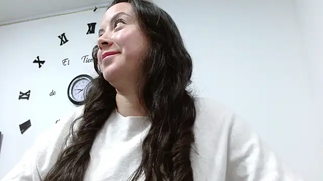 ElaMurray02 online show from February 3, 2026, 1:27 pm