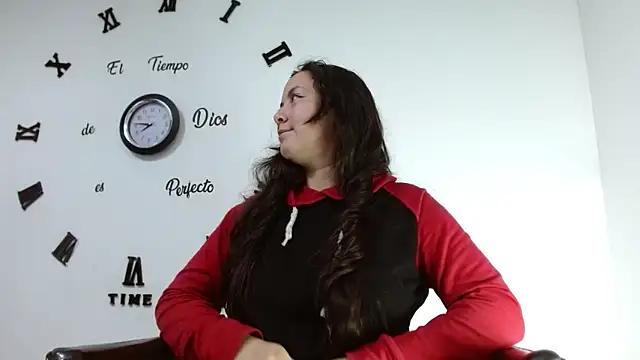 ElaMurray02 online show from February 5, 2026, 3:41 pm