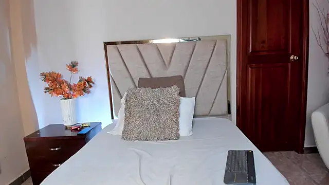 AylaStone online show from February 15, 2026, 12:33 am