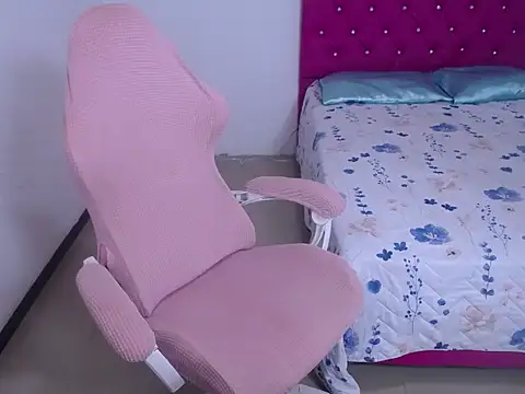 Snapshot of sara_queen69 chatting on February 15, 2026, 11:20 am sara queen69 online show from February 15, 2026, 11:20 am