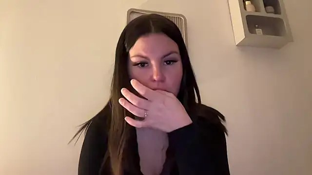 kiaraaaa75 online show from February 1, 2026, 6:17 pm