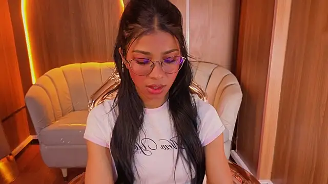 Alina b  online show from May 26, 2026, 8:07 pm