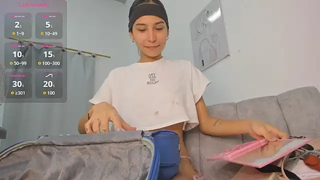 velvetluna  online show from May 8, 2026, 1:04 pm