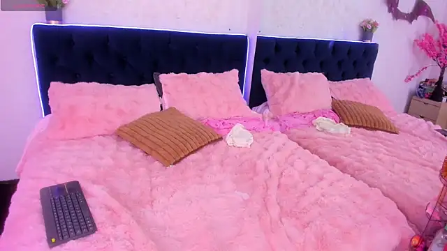 Katty Kiiss  online show from May 31, 2026, 4:07 am