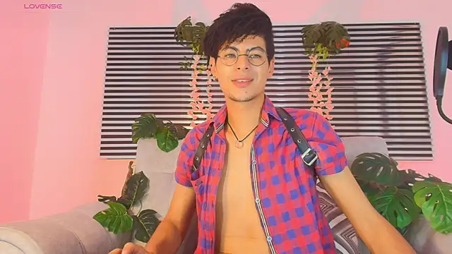 ThiiagoSaeenz online show from May 28, 2026, 5:48 am