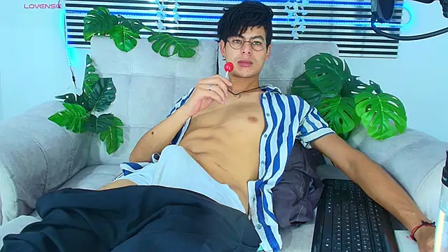ThiiagoSaeenz online show from May 23, 2026, 5:34 pm
