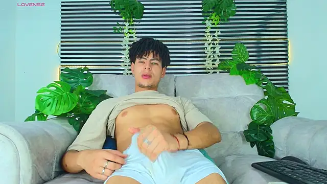 ThiiagoSaeenz online show from April 30, 2026, 11:20 pm