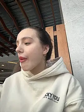 MiaTee online show from February 28, 2026, 4:12 am