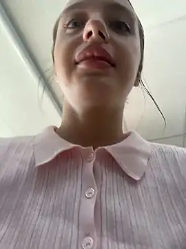 MiaTee online show from April 12, 2026, 2:04 am