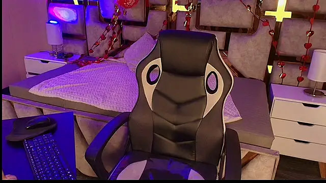 cristal  violetaa online show from February 21, 2026, 4:25 am