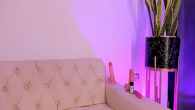 liorah wolf online show from February 12, 2026, 7:57 pm