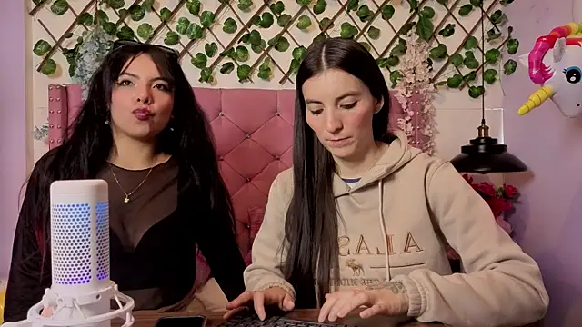 Valkiria-and-Dione online show from April 11, 2026, 7:28 pm