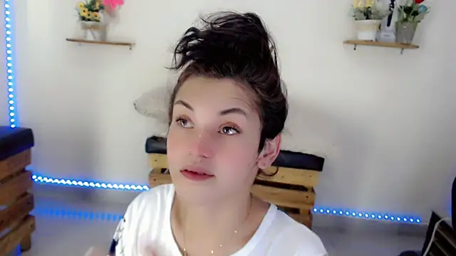 NathalialLooes online show from May 16, 2026, 5:39 am