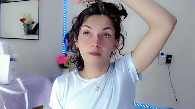 NathalialLooes online show from May 24, 2026, 4:23 am