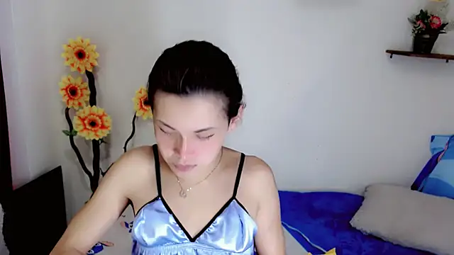 NathalialLooes online show from June 19, 2026, 8:25 pm