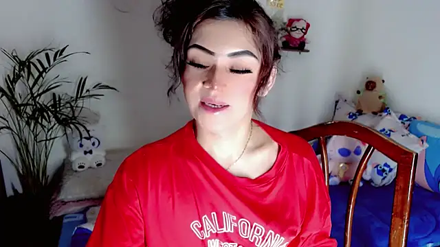 NathalialLooes online show from June 25, 2026, 5:18 pm