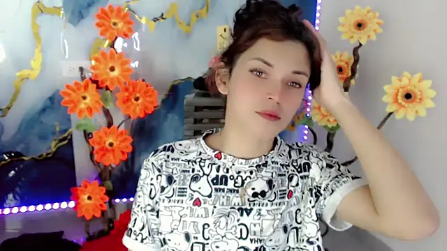 NathalialLooes online show from June 15, 2026, 4:23 am