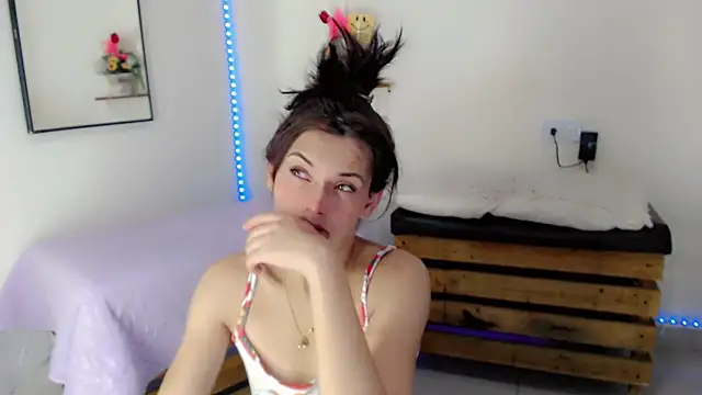 NathalialLooes online show from May 20, 2026, 5:15 am