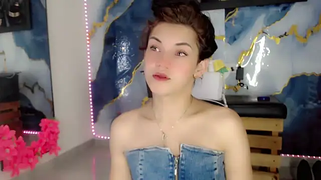 NathalialLooes online show from May 25, 2026, 5:18 am