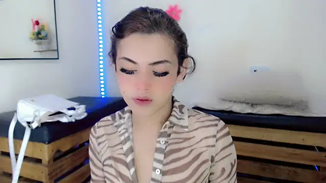NathalialLooes online show from May 13, 2026, 5:03 am