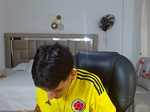 eroboyxox online show from February 19, 2026, 7:33 pm