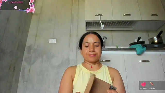 chiarafustox online show from April 7, 2026, 9:38 pm