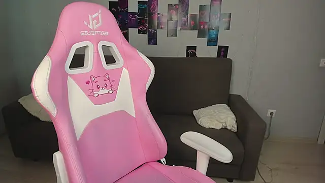 EvaxCharm online show from April 8, 2026, 6:26 am