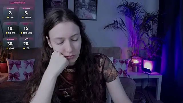 Snapshot of VioletaBloom chatting on February 7, 2026, 7:05 am VioletaBloom online show from February 7, 2026, 7:05 am