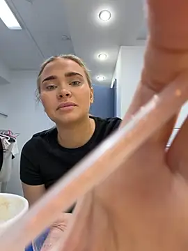 MonicaWestt online show from April 7, 2026, 6:48 am