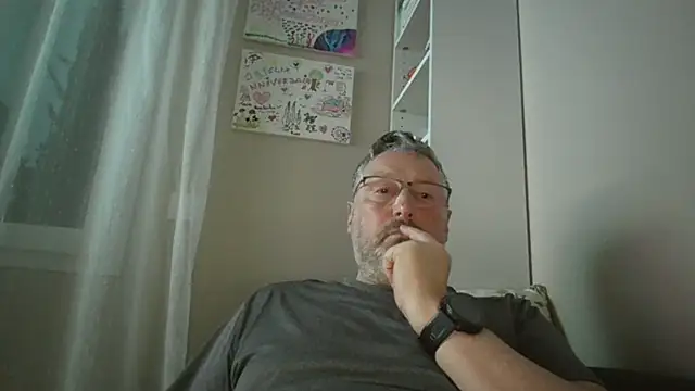 doudou310 online show from April 13, 2026, 4:38 am