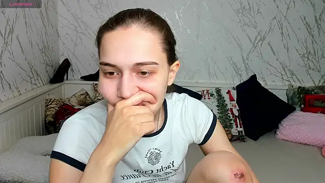 Snapshot of Alisa__Hall chatting on February 12, 2026, 5:07 am Alisa Hall online show from February 12, 2026, 5:07 am