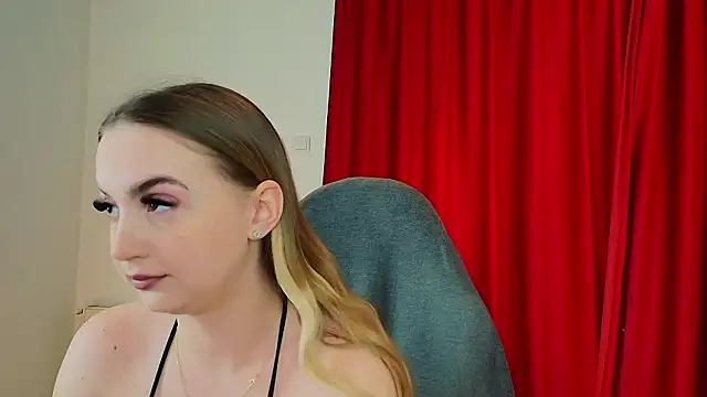 Snapshot of Angel-Kisss chatting on February 18, 2026, 5:05 am Angel-Kisss online show from February 18, 2026, 5:05 am