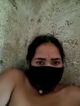 Snapshot of Sunali_Bendre chatting on April 11, 2026, 7:45 am Sunali Bendre online show from April 11, 2026, 7:45 am